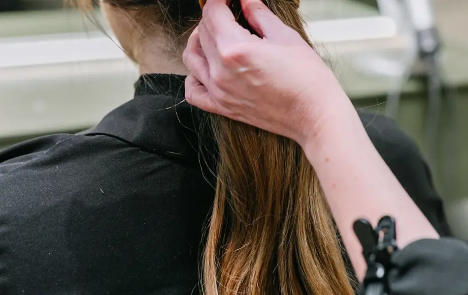 Dame med hår stylet og spenner i håret