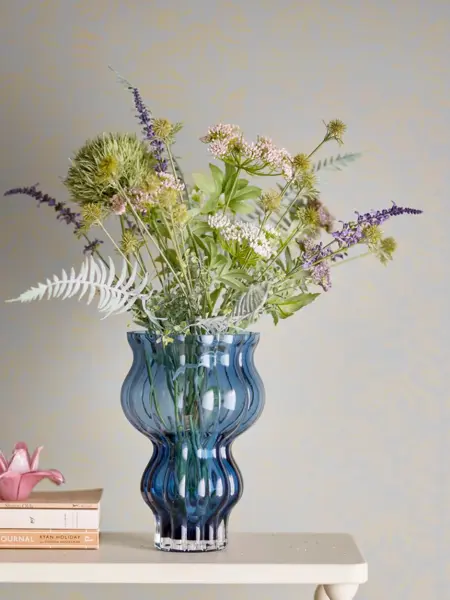 Blå vase med blomster