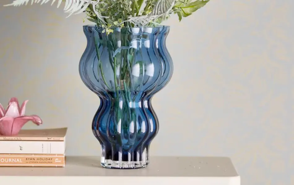 Blå vase med blomster