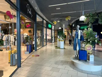 Bildet er tatt inne på kjøpesenteret Etage ved Trollhättan, og viser et utvalg av butikkene på senteret.