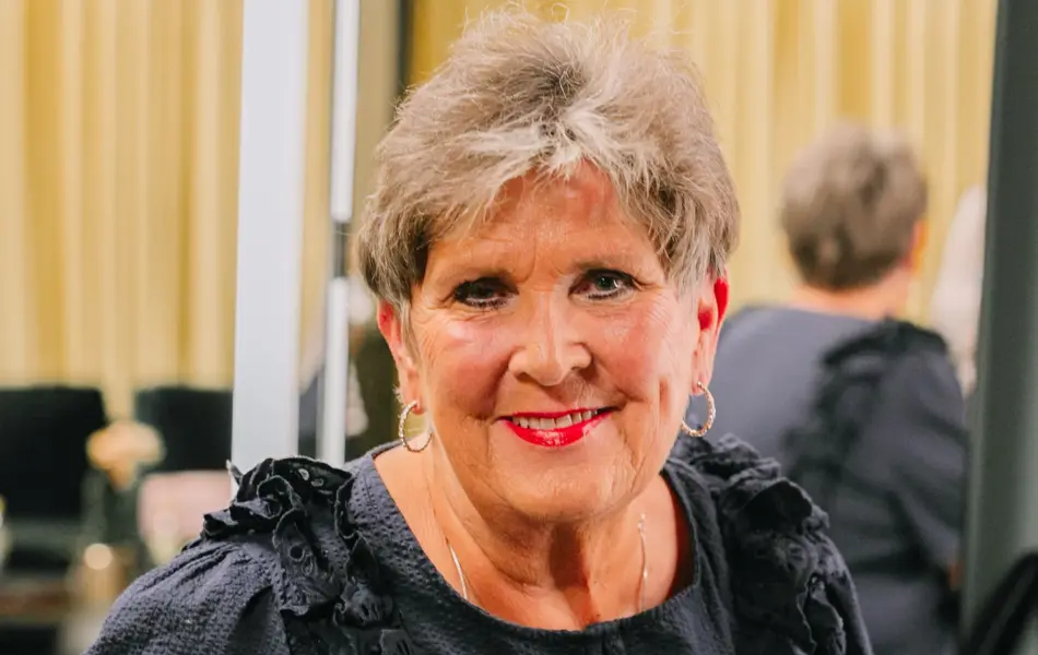 Eldre dame med makeup og makeup artist