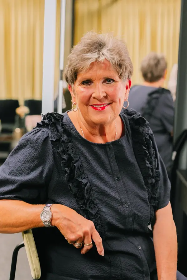 Eldre dame med makeup og makeup artist