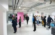 Utsnitt fra Kreftforeningens popup-lokale på Sartor, hvor mange mennesker går rundt og ser på ulike utstillinger og informasjon..