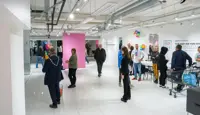Utsnitt fra Kreftforeningens popup-lokale på Sartor, hvor mange mennesker går rundt og ser på ulike utstillinger og informasjon..