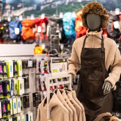 Utstillingsdukke med genser og lue 