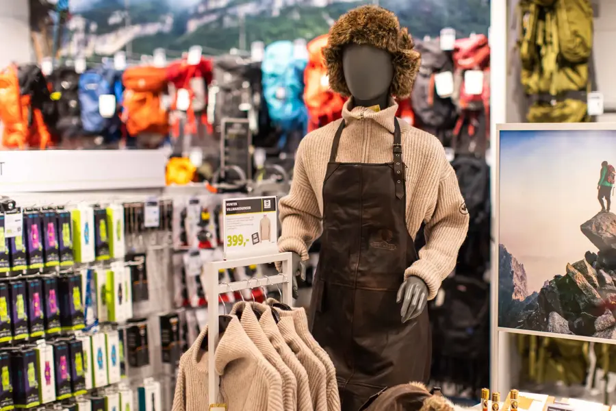 Utstillingsdukke med genser og lue 