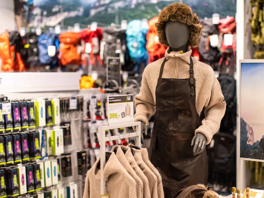 Utstillingsdukke med genser og lue 