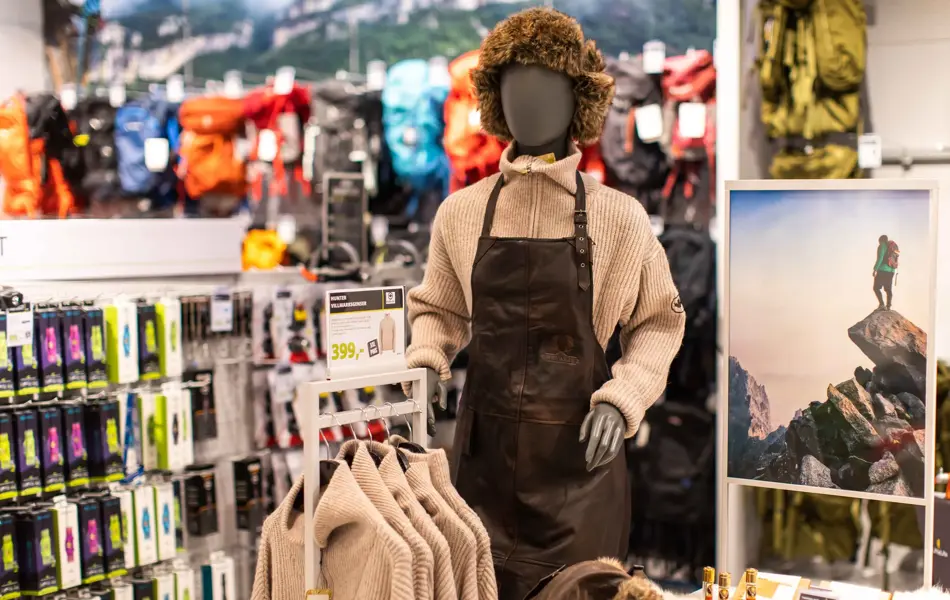 Utstillingsdukke med genser og lue 