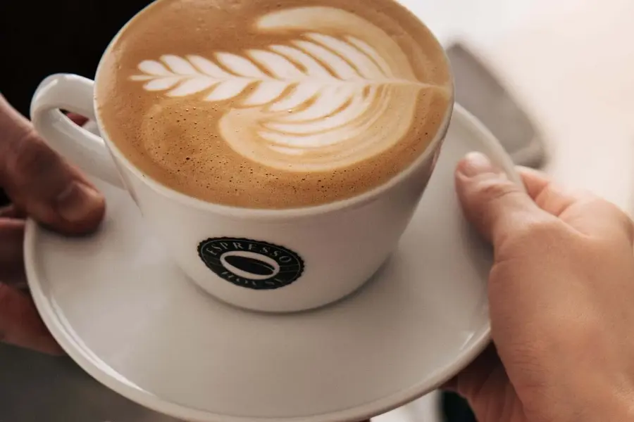 Person holder en kopp med kaffe