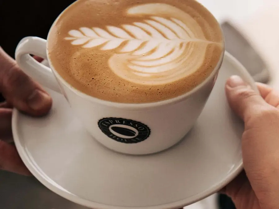 Person holder en kopp med kaffe