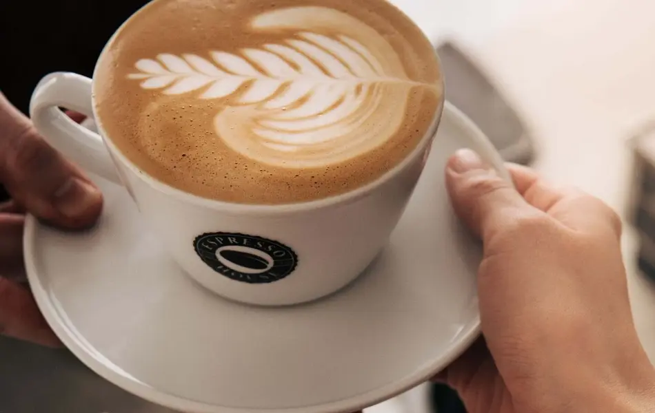 Person holder en kopp med kaffe