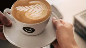 Person holder en kopp med kaffe