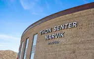 Thon Senter Narvik fasade, logo skilt på vegg.
