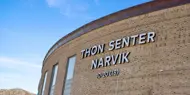 Thon Senter Narvik fasade, logo skilt på vegg.