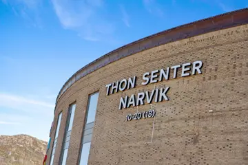 Thon Senter Narvik fasade, logo skilt på vegg.