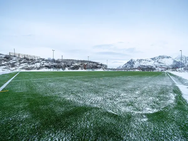 Fotballbane med rimfrost
