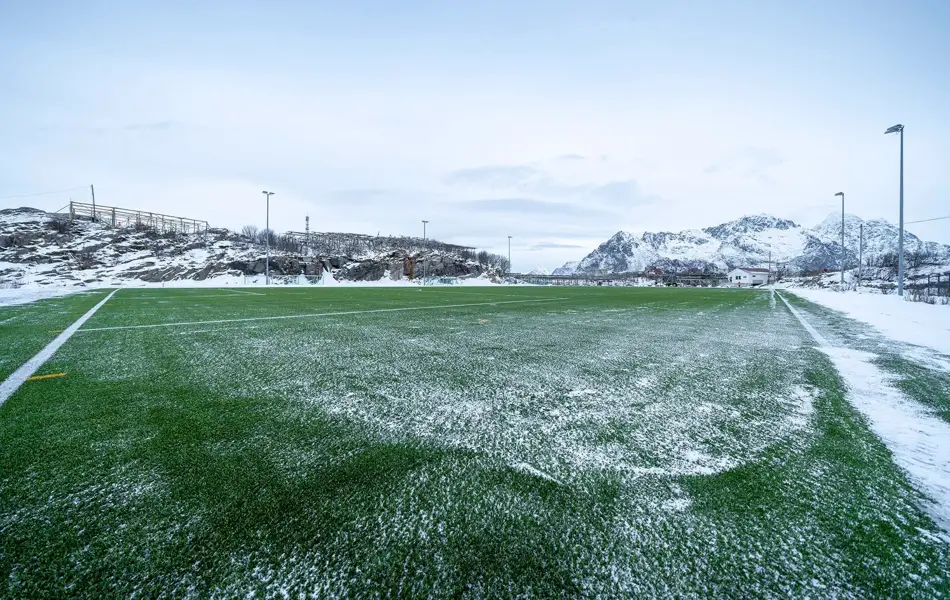 Fotballbane med rimfrost