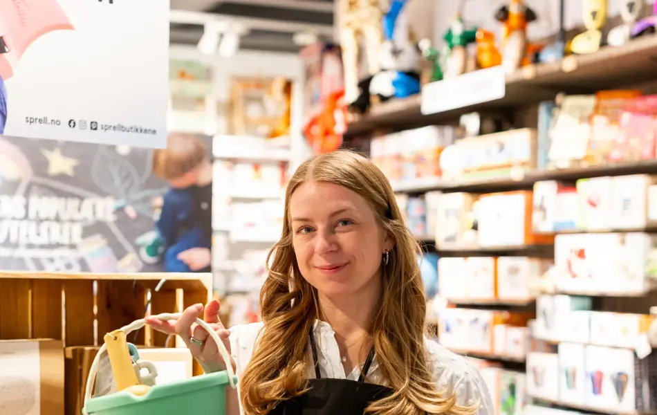 Dame som holder barneleker