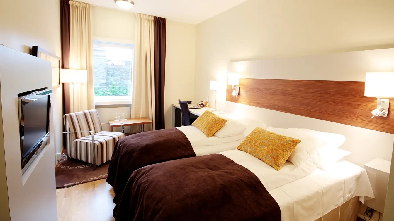 Seng i dobbeltrom påThon Hotel Saga i Haugesund