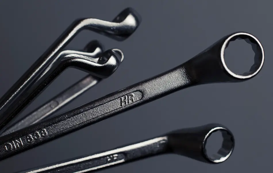 Verktøy med mørk bakgrunn