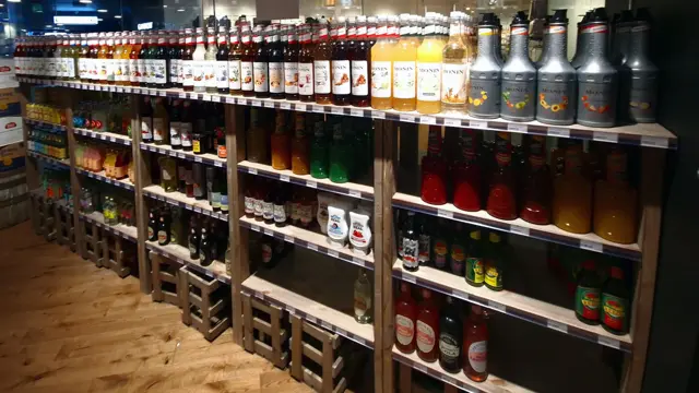 Hyller med siruper og alkoholfri ingefærøl