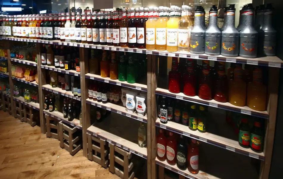 Hyller med siruper og alkoholfri ingefærøl