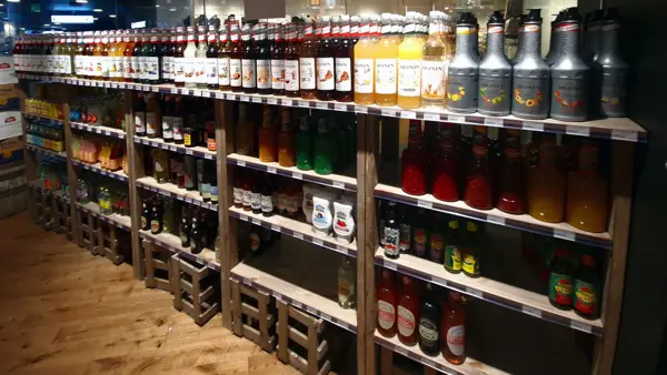 Hyller med siruper og alkoholfri ingefærøl