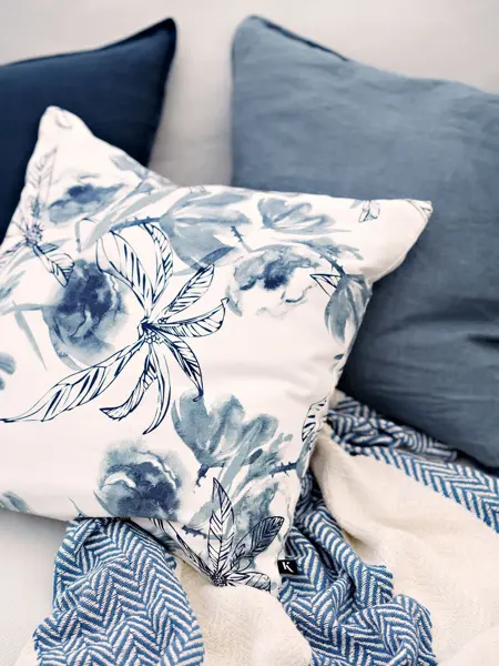 Mørk blå, dus blå og mønstret blå puter