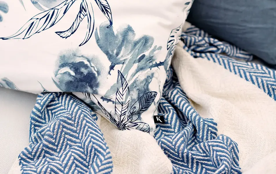 Mørk blå, dus blå og mønstret blå puter