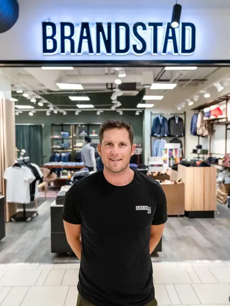 Brandstad herremote, butikkhyller og reoler med bukser og gensere til herrer.