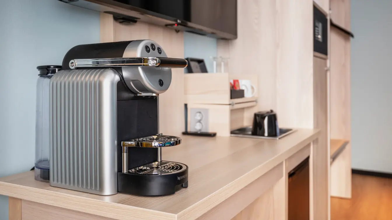 Nespresso maskin på et bord i junior suite.
