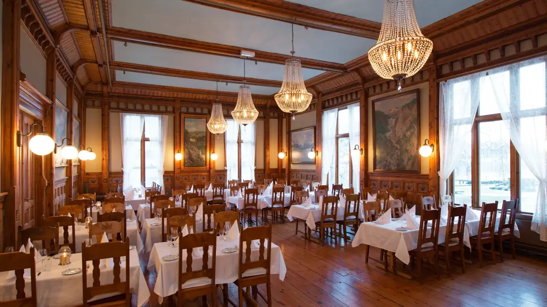 Spisesall med lyskroner og dekket bord på Thon Hotel Sandven i Nordheimsund