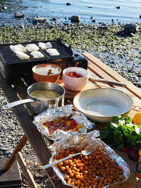 bord med grønnsaker og grill