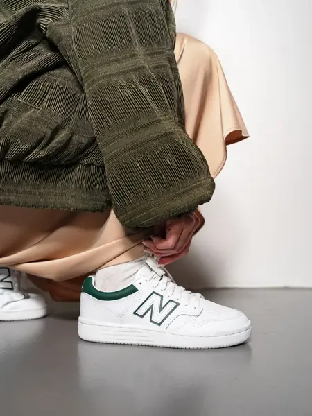 hvite sneakers med grønne detaljer