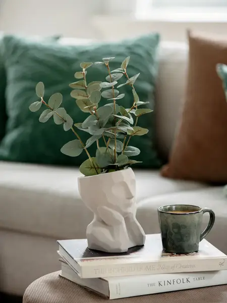 Grønn pute og stilleben i grønne og beige toner