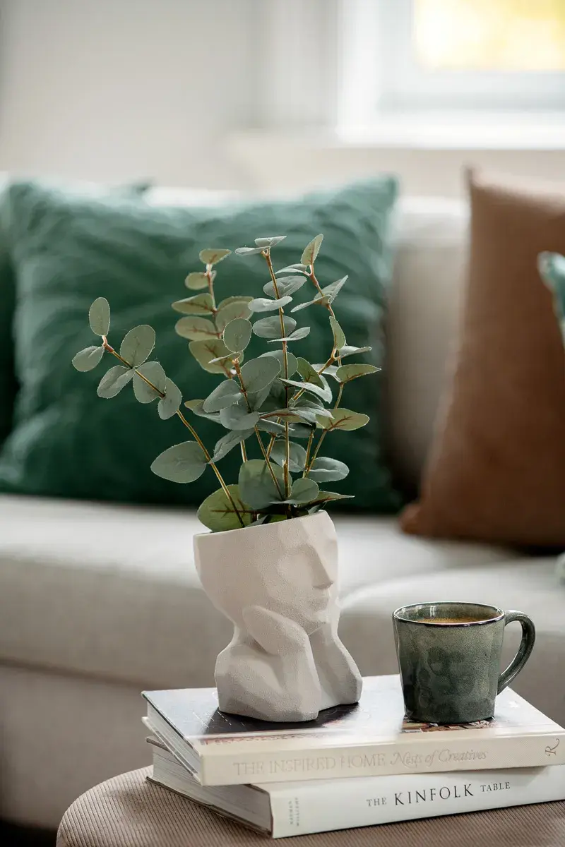 Grønn pute og stilleben i grønne og beige toner