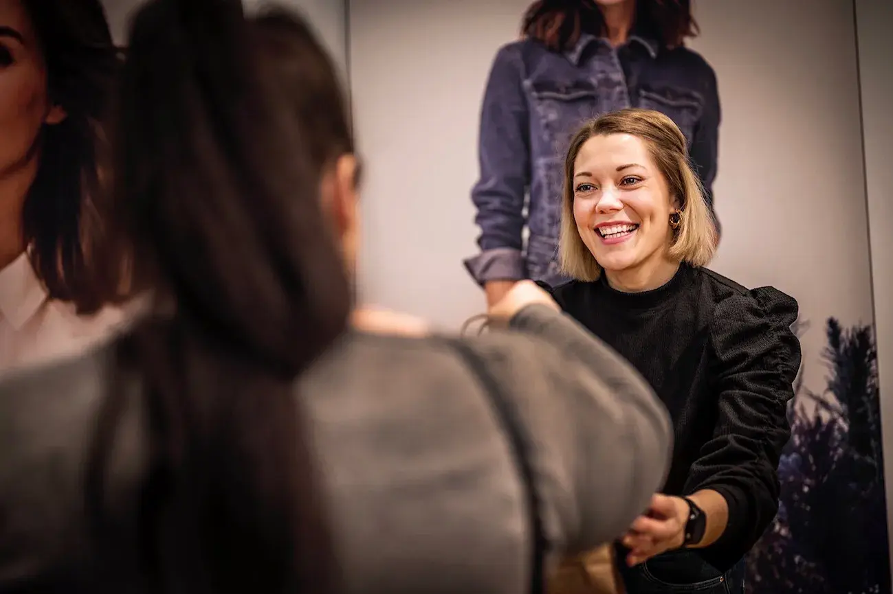 Smilende medarbeider på AMFI Madla