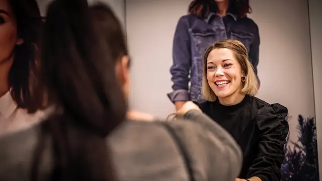 Smilende medarbeider på AMFI Madla