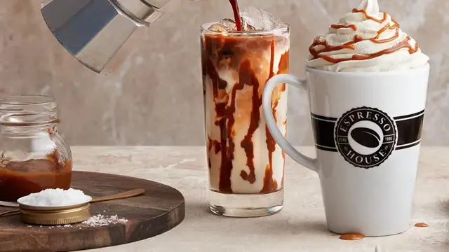 kanne som heller kaffe i glass