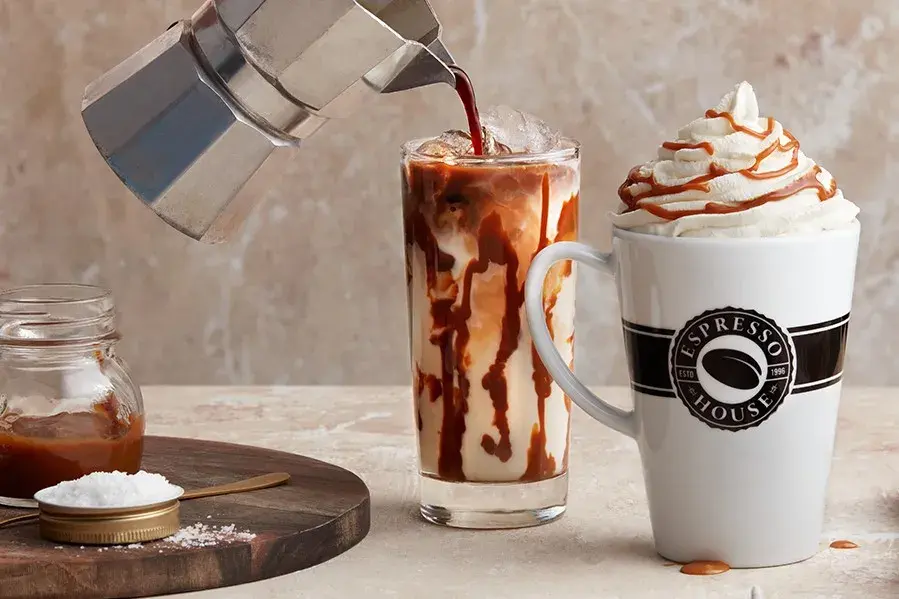 kanne som heller kaffe i glass