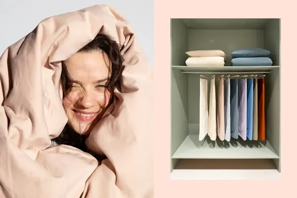 Dame pakket inn i en dyne, butikkhylle med sengetøy.