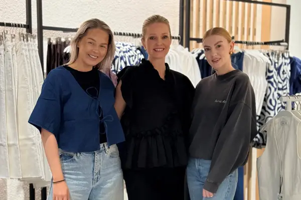 Tre damer står i butikken Mango