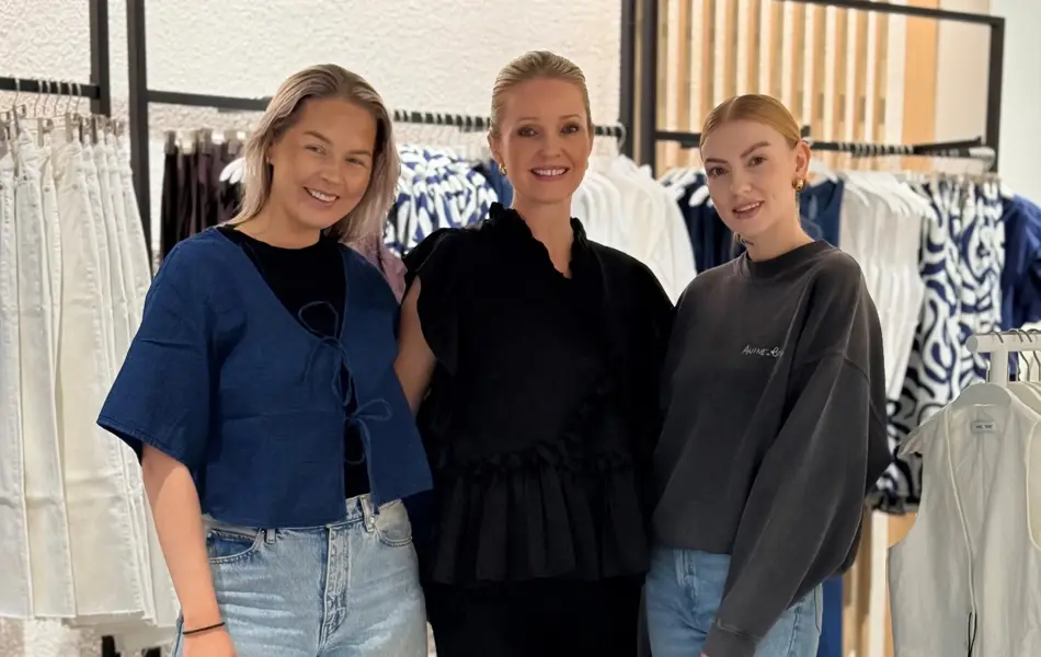 Tre damer står i butikken Mango