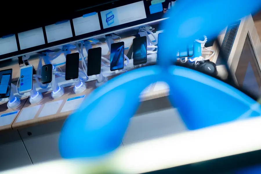 Logo til Telenor, med telefoner i bakgrunnen