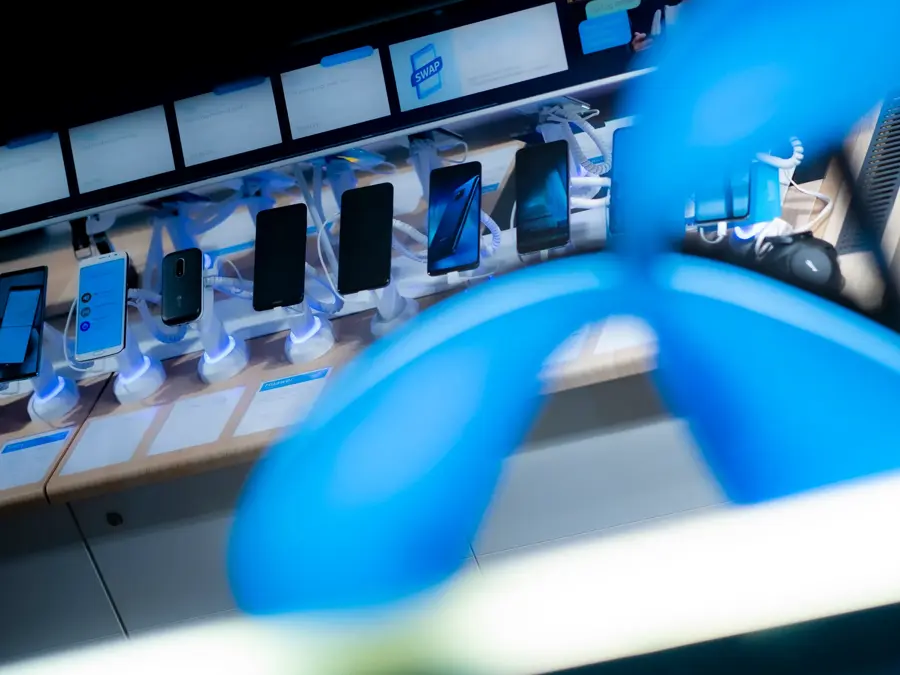 Logo til Telenor, med telefoner i bakgrunnen