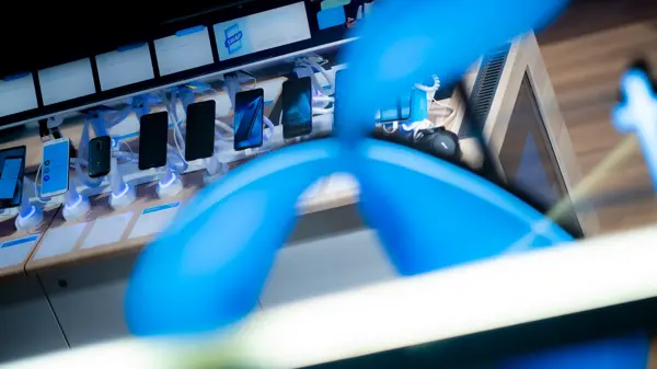 Logo til Telenor, med telefoner i bakgrunnen