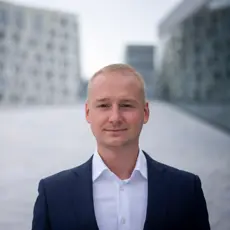 Portrett av John Ejnar Blomlie Müller. Han har på blå dress.