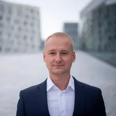 Portrett av John Ejnar Blomlie Müller. Han har på blå dress.