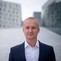 Portrett av John Ejnar Blomlie Müller. Han har på blå dress.