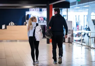 Et par som går sammen mot inngangen på Sats. 